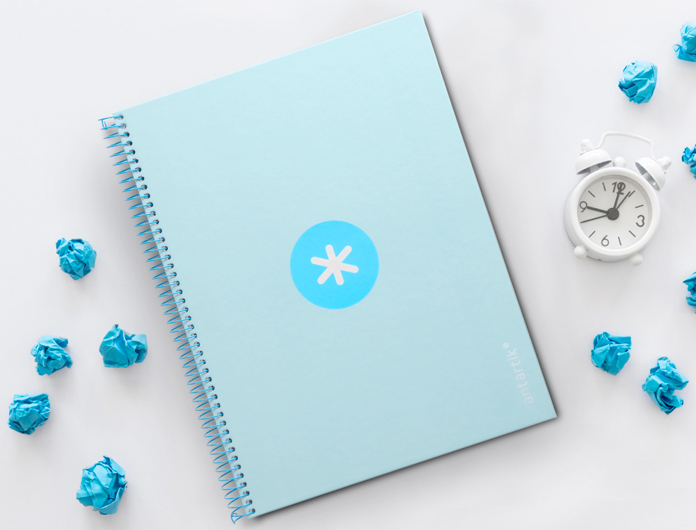 CUADERNO ESPIRAL A4 MICRO ANTARTIK TAPA FORRADA 80H 90 GR CUADRO 5MM 1 BANDA 4 TALADROS CELESTE