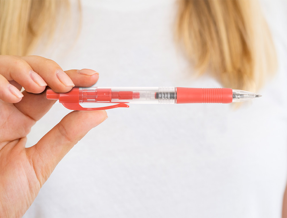 BOLIGRAFO Q-CONNECT RETRACTIL CON SUJECION DE CAUCHO TINTA ACEITE 0,7 MM COLOR ROJO